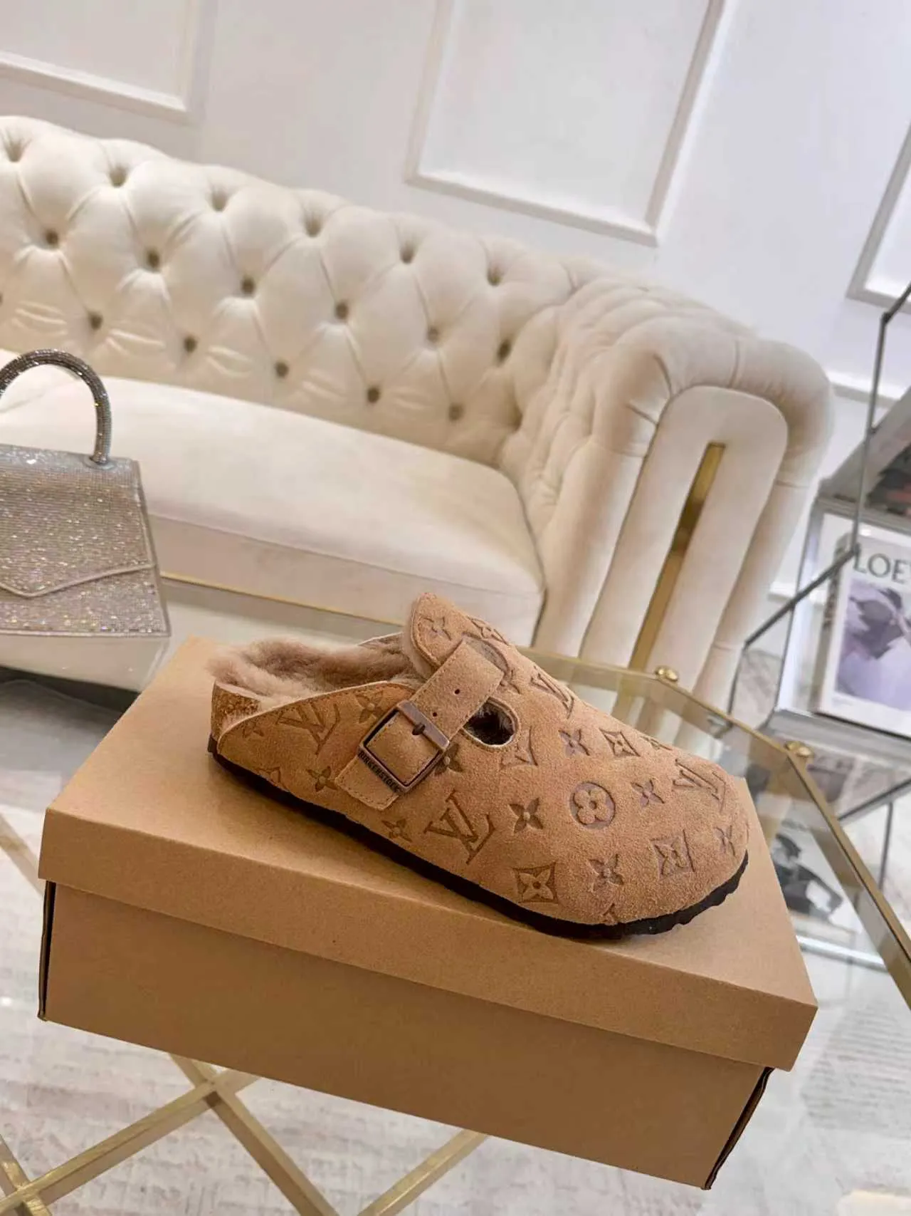 p600 ✨ LV wool slippers for couples｜Even the toes exude a sense of luxury ✨ We have achieved the ultimate restoration of the "high version" of this pair of LV classic Birkenstock slippers, with the mark of luxury in every detail. 👫 ▫️ Original jacquard with delicate cowhide leather, retro texture is at your fingertips; ▫️ 100% pure wool lining, wearing barefoot is like stepping on clouds, skin-friendly, breathable and not sweaty; ▫️ Three-dimensional toe cap + non-slip rubber sole, safe and secure when walking in the wind.  The belt buckle and presbyopia elements are embellished, revealing the aura of a big-name brand in a low-key manner. Whether it is on a date or out on the street, every step is like walking in the middle of a show.  Pair it with jeans for a lazy and casual look; with a coat and skirt, it will look elegant. With one pair of shoes, you can easily switch between multiple styles, and you never have to be deliberate about the sense of luxury.  #LVcouples #high-endwear #lightluxurylife #quality recommendation Fabric: classic presbyopia/imported sheepskin/classic jacquard fabric Lining: imported wool lining Sole: original rubber sole Size: Female 35-41 Male 38-46